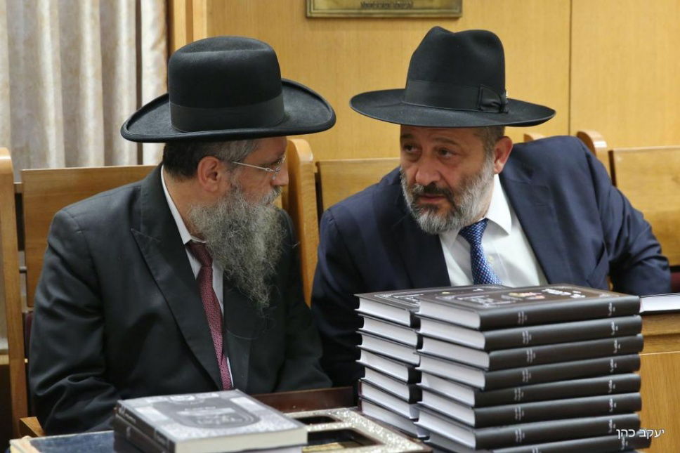 אריה דרעי במעונו של הגר"ד יוסף, ארכיון