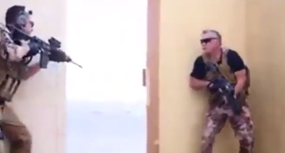 עם נשקים: המלך והנסיך בקרב הסתערות. צפו