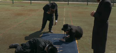 קברו של גדול החסידות הפך למגרש כדורגל