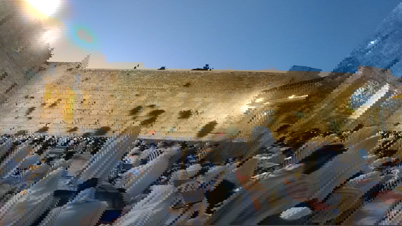 רחבת הכותל המערבי, הבוקר - הומה במתפללים