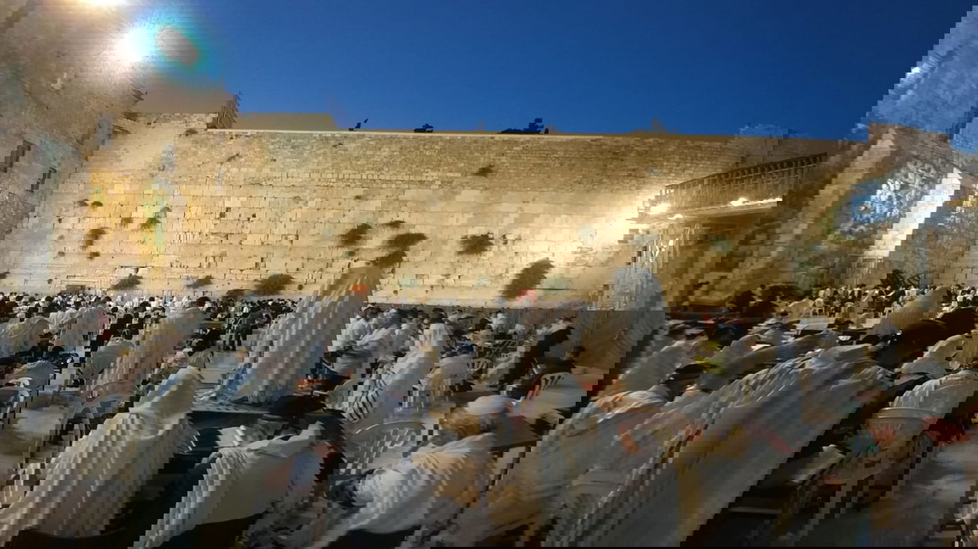 רחבת הכותל המערבי, הבוקר - הומה במתפללים