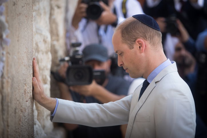 הנסיך בביקורו בכותל המערבי