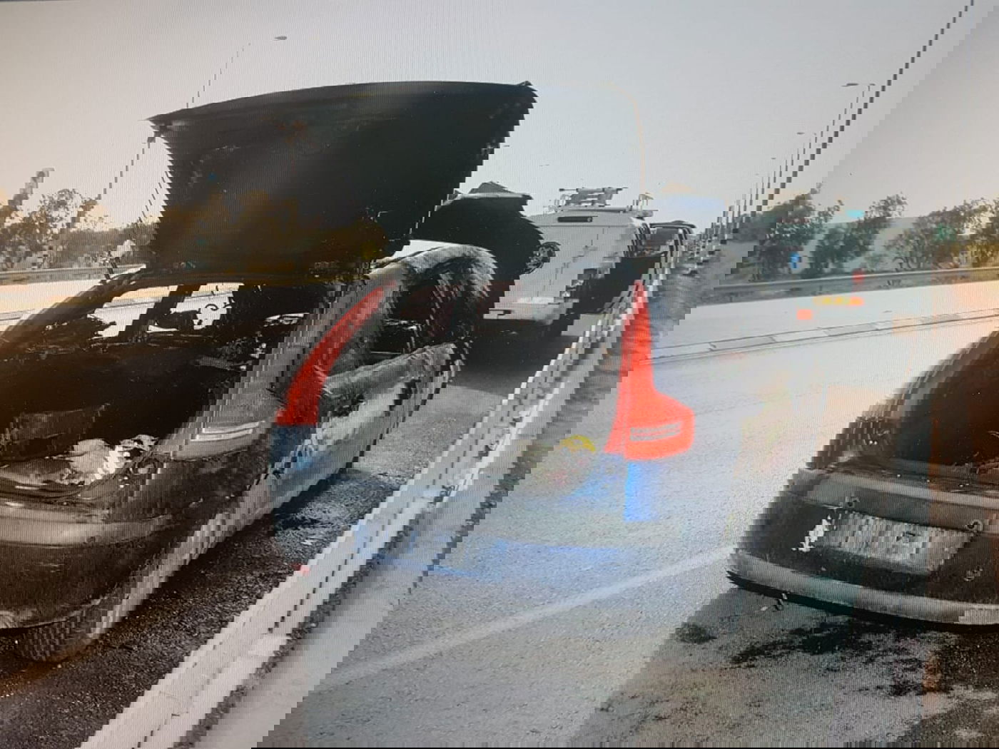 פרץ עם חבריו לרכב, הצית אותו ו... נכווה קשות