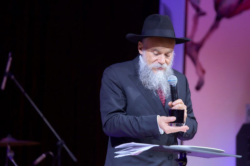 בשבע ברכות החלו בכתיבת ספר תורה • צפו