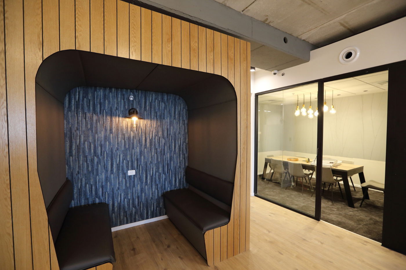 פינת ישיבה במרכז אחים - בני ברק.