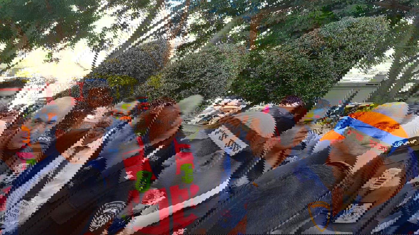 רקטה "פגעה" בדירה בקומה 18 בפתח תקווה • צפו