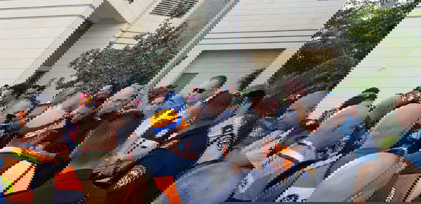 רקטה "פגעה" בדירה בקומה 18 בפתח תקווה • צפו