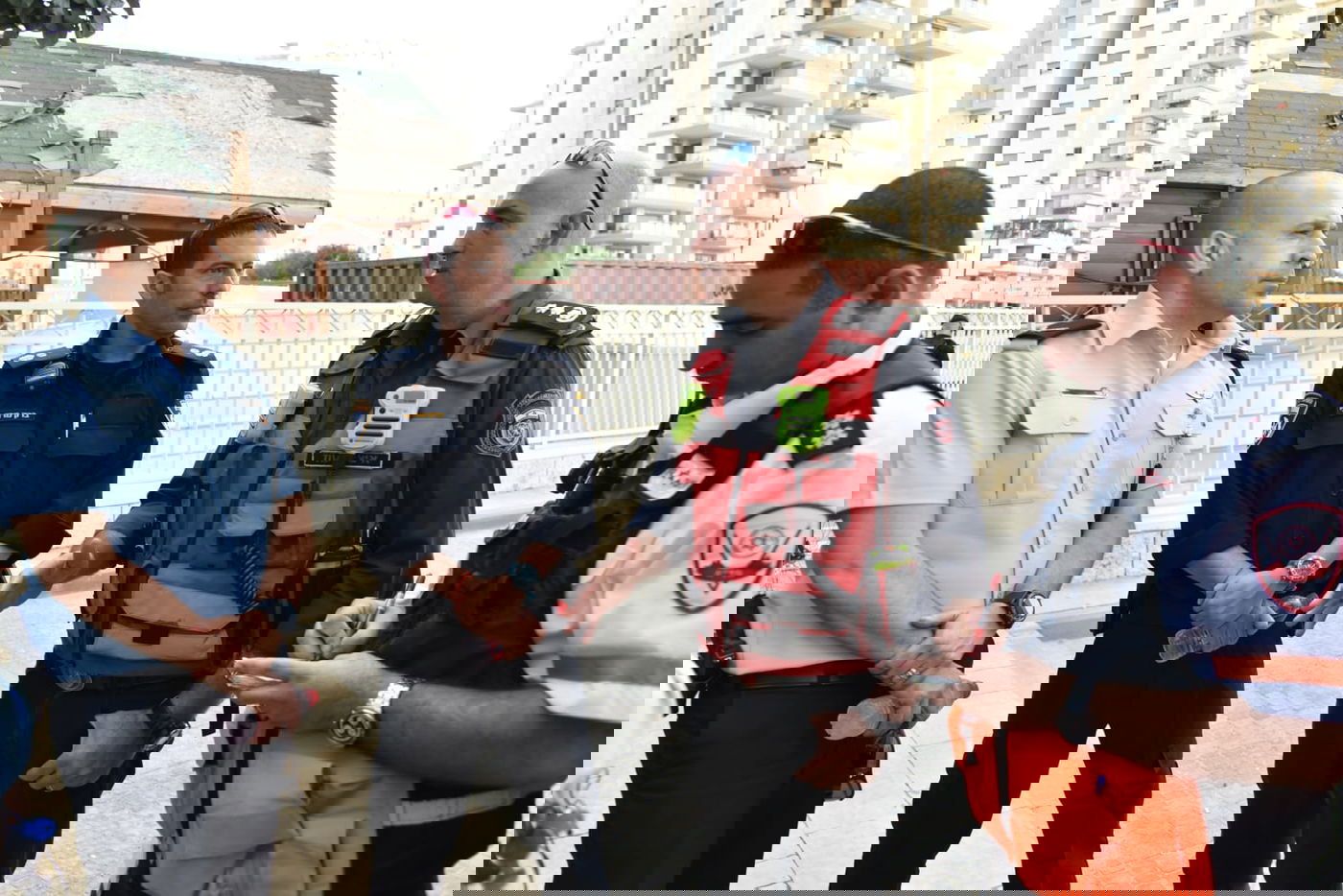 רקטה "פגעה" בדירה בקומה 18 בפתח תקווה • צפו