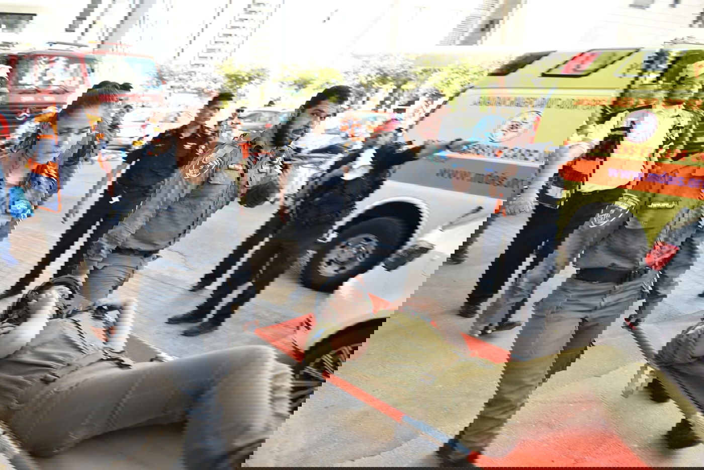 רקטה "פגעה" בדירה בקומה 18 בפתח תקווה • צפו