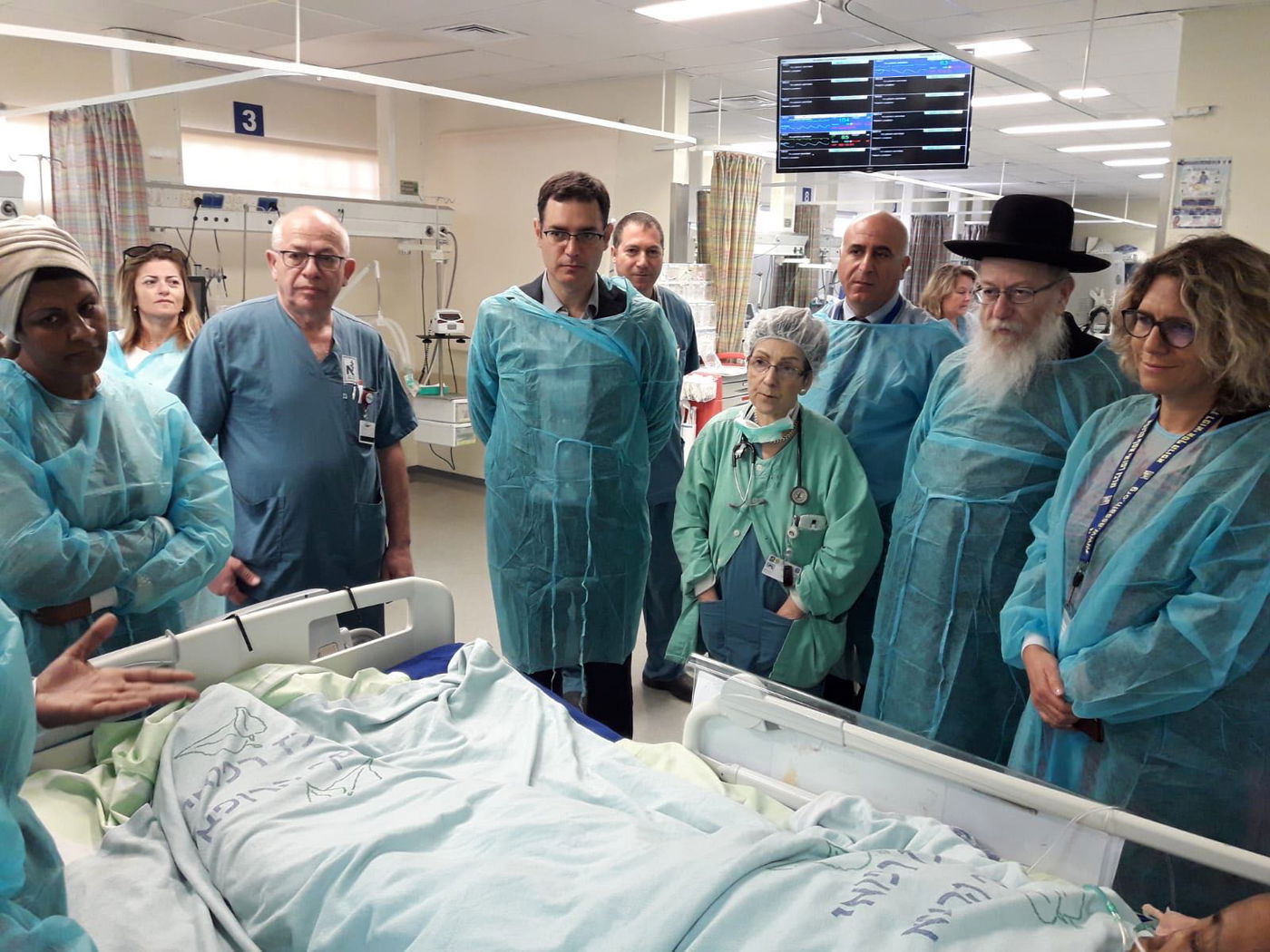 נתין זר דקר אחות בבית החולים, ליצמן בא לבקרה