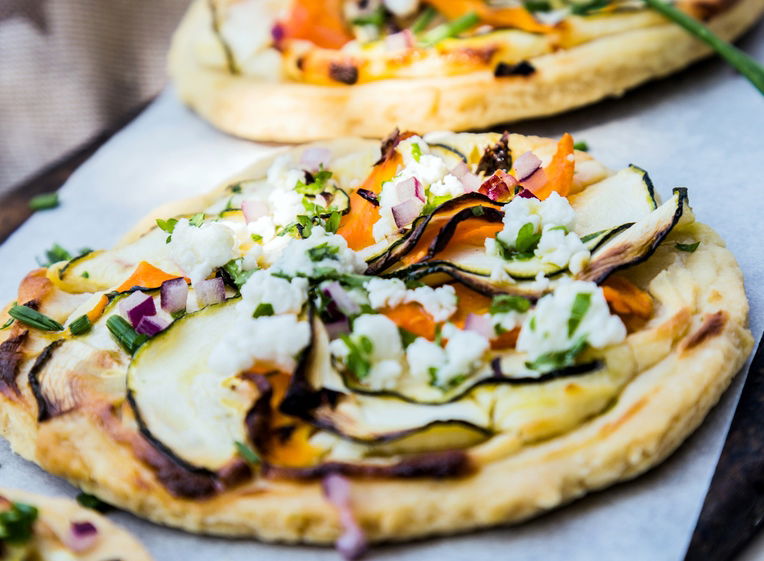 פיצה אנטיפסטי עם גבינת ריקוטה