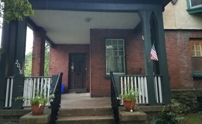 דגל ארה"ב בפתח בית רבי שמואל קמינצקי