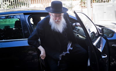 סגן השר ליצמן מגיע לישיבת מועצת אגודת ישראל בעניין הגיוס. בחודש שעבר