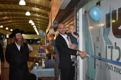 האדמו"ר בחנוכת המטה