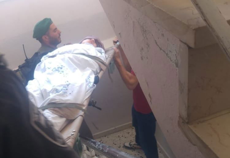 הלוחמים מפנים את הנערה מהבית, הבוקר