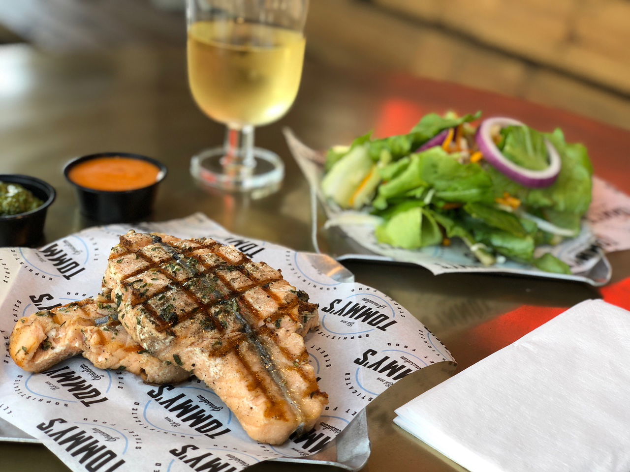 סטייק סלומון. תפריט דגים מיוחד בתומי'ס.