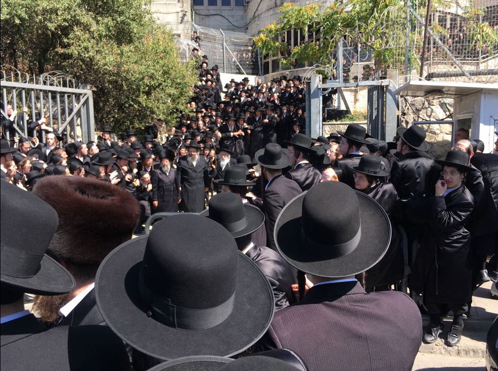 האדמו"ר מגור אסר על הבחורים ללכת אחריו