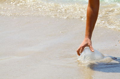 איך מטפלים בצריבת מדוזות? לא עם חומץ