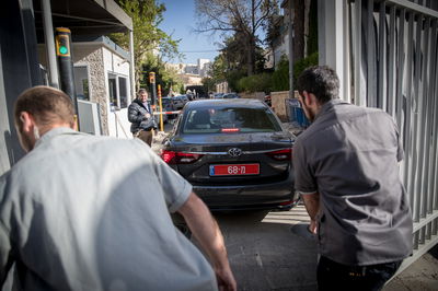 חוקרי המשטרה בכניסה למעון ראש הממשלה