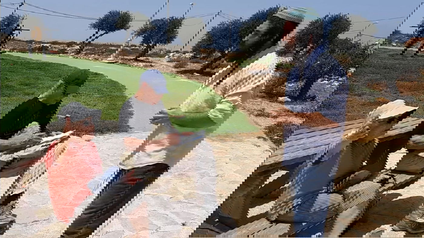 פעילת השמאל הגיע לביקור ביצהר וגורשה