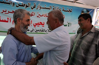 סינוואר, עם אחד מחבריו