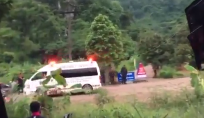 אמבולנס מפנה כמה מהמחולצים