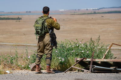 חייל משקיף על הגולן