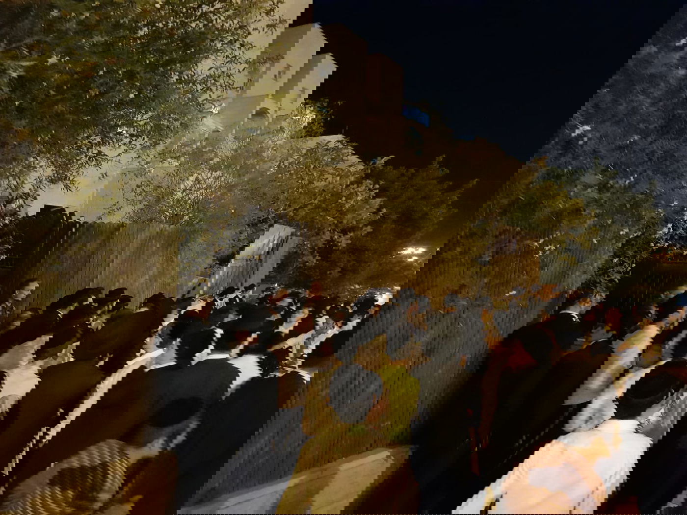 ליד ביתו: "אורי מקלב, מצווה לשנוא אותך"