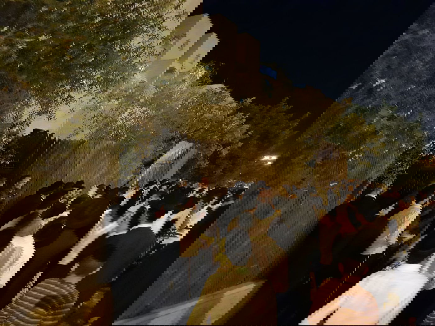 ליד ביתו: "אורי מקלב, מצווה לשנוא אותך"