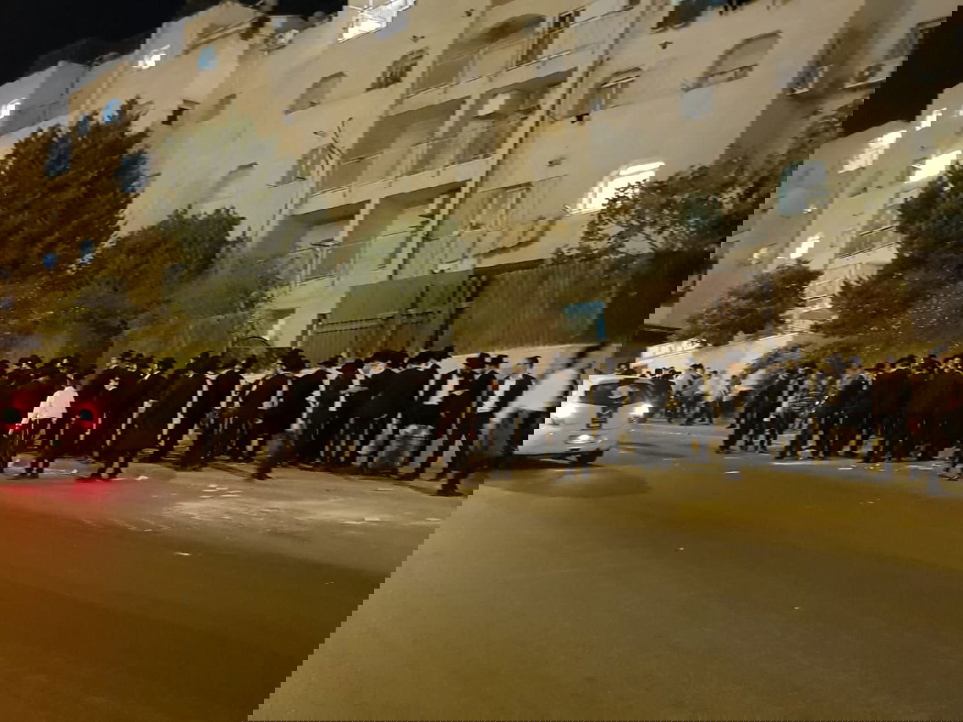 ליד ביתו: "אורי מקלב, מצווה לשנוא אותך"