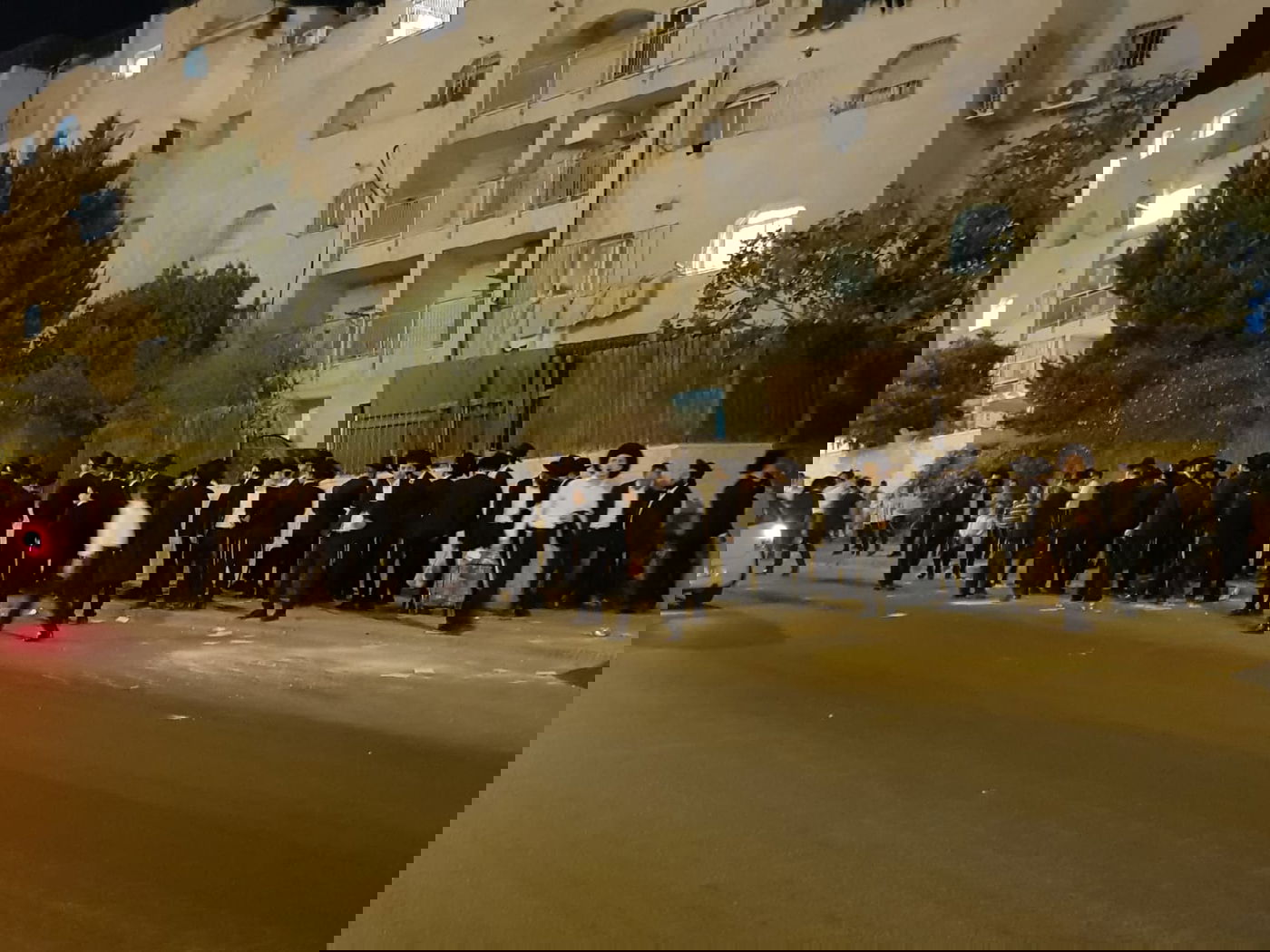 ליד ביתו: "אורי מקלב, מצווה לשנוא אותך"