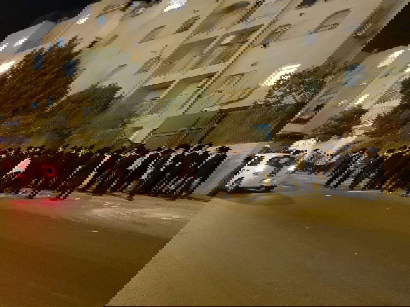 ליד ביתו: "אורי מקלב, מצווה לשנוא אותך"