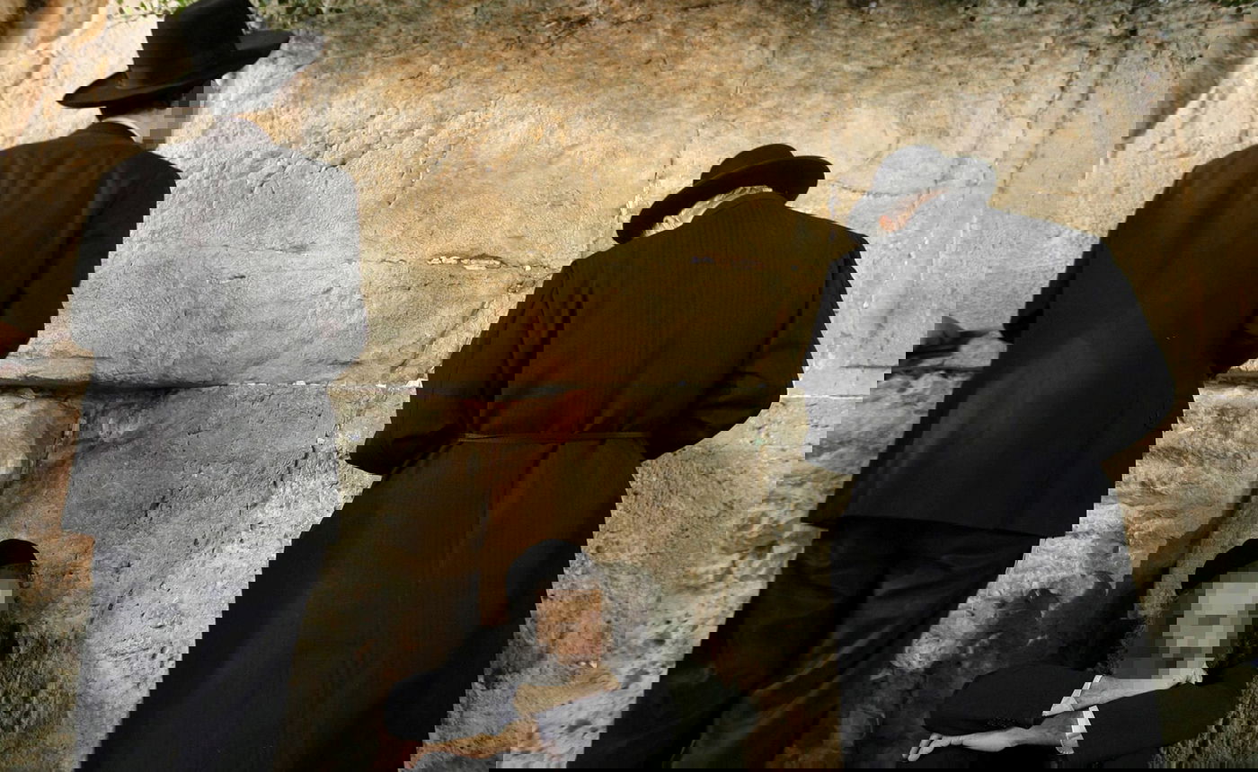 כל דור שאינו נבנה בימיו, כאילו נחרב בימיו. אבלים בכותל, בתשעה באב