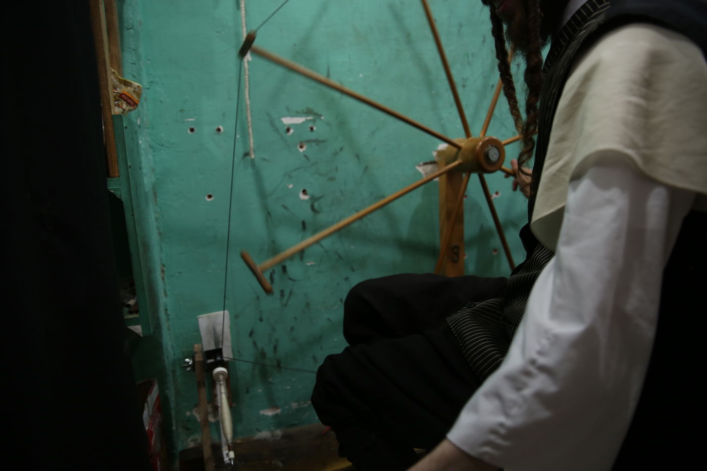 הצצה ותיעוד נדיר במפעל שזירת הציציות