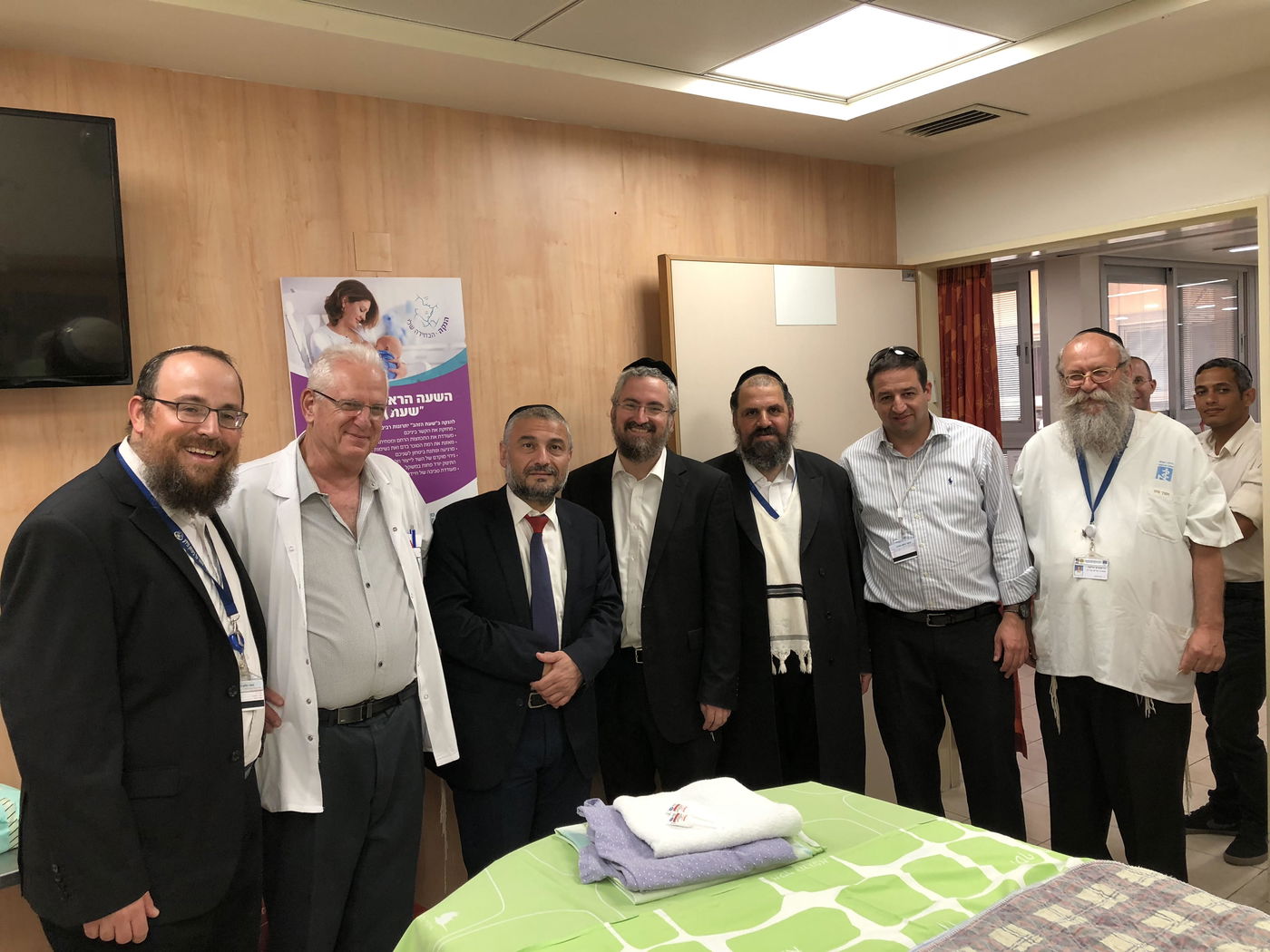 ראש העיר משה אבוטבול ומחזיק הבריאות סילברסטין עם נציגי המרכז הרפואי.