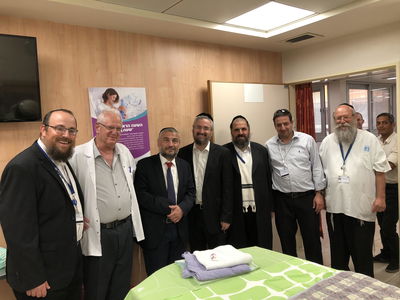 ראש העיר משה אבוטבול ומחזיק הבריאות סילברסטין עם נציגי המרכז הרפואי.