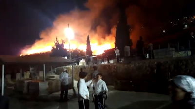 שריפה גדולה פרצה בבית העלמין בצפת • תיעוד
