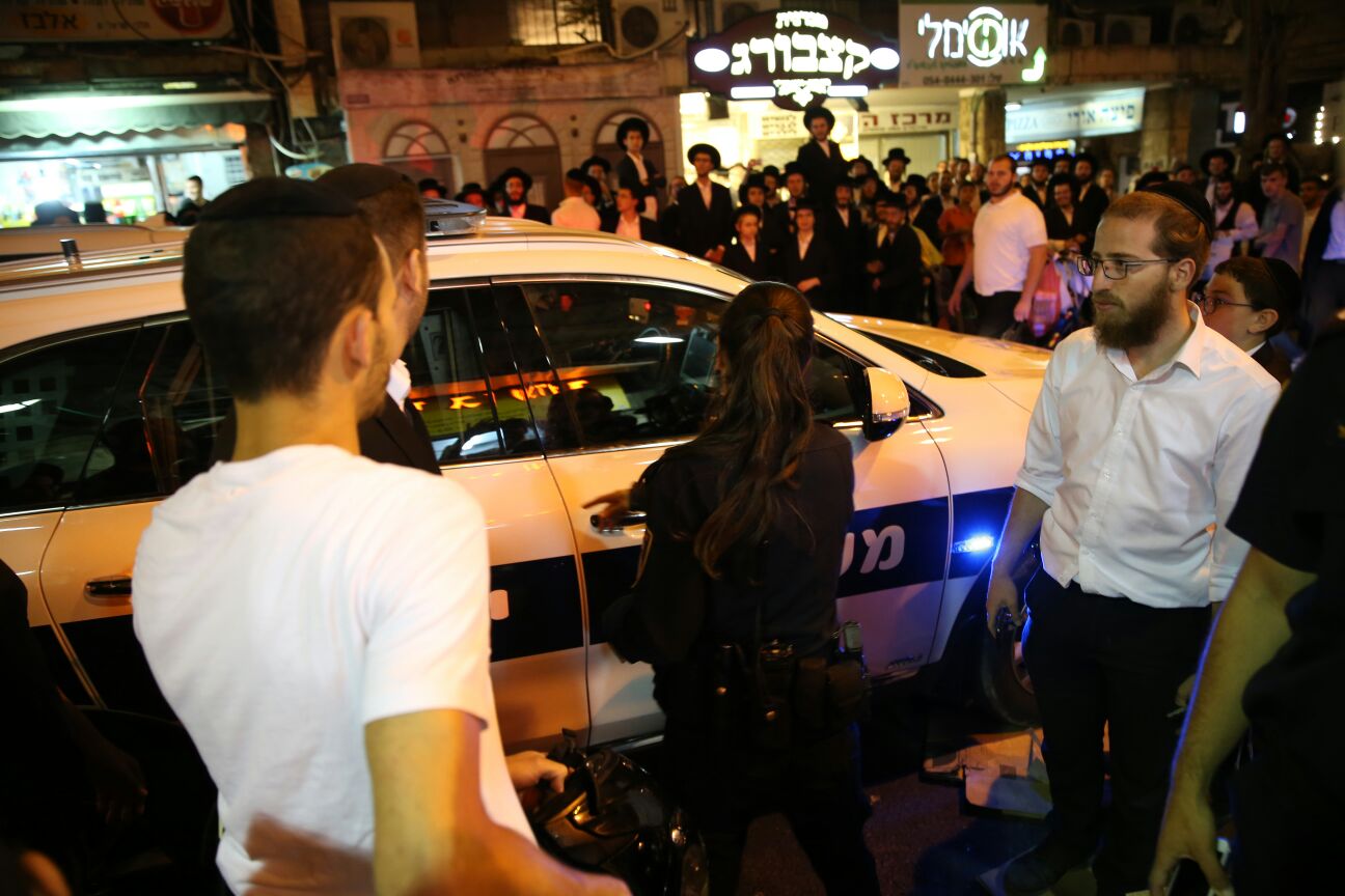 צפו: עשרות קיצונים תקפו חייל חרדי בשכונת גאולה