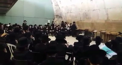 שירת כיסופין לקירוב הגאולה בכותל המערבי • צפו