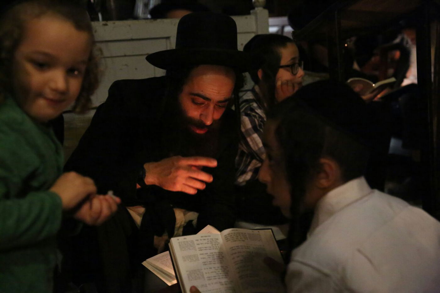 דַּרְכֵי צִיּוֹן אֲבֵלוֹת • הבכי על החורבן במאה שערים