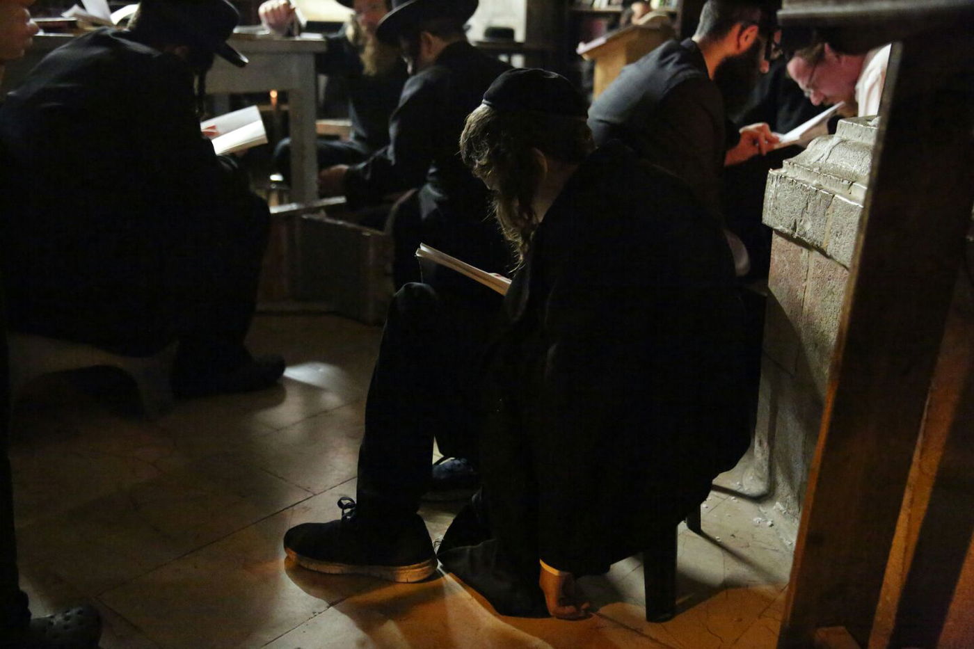 דַּרְכֵי צִיּוֹן אֲבֵלוֹת • הבכי על החורבן במאה שערים