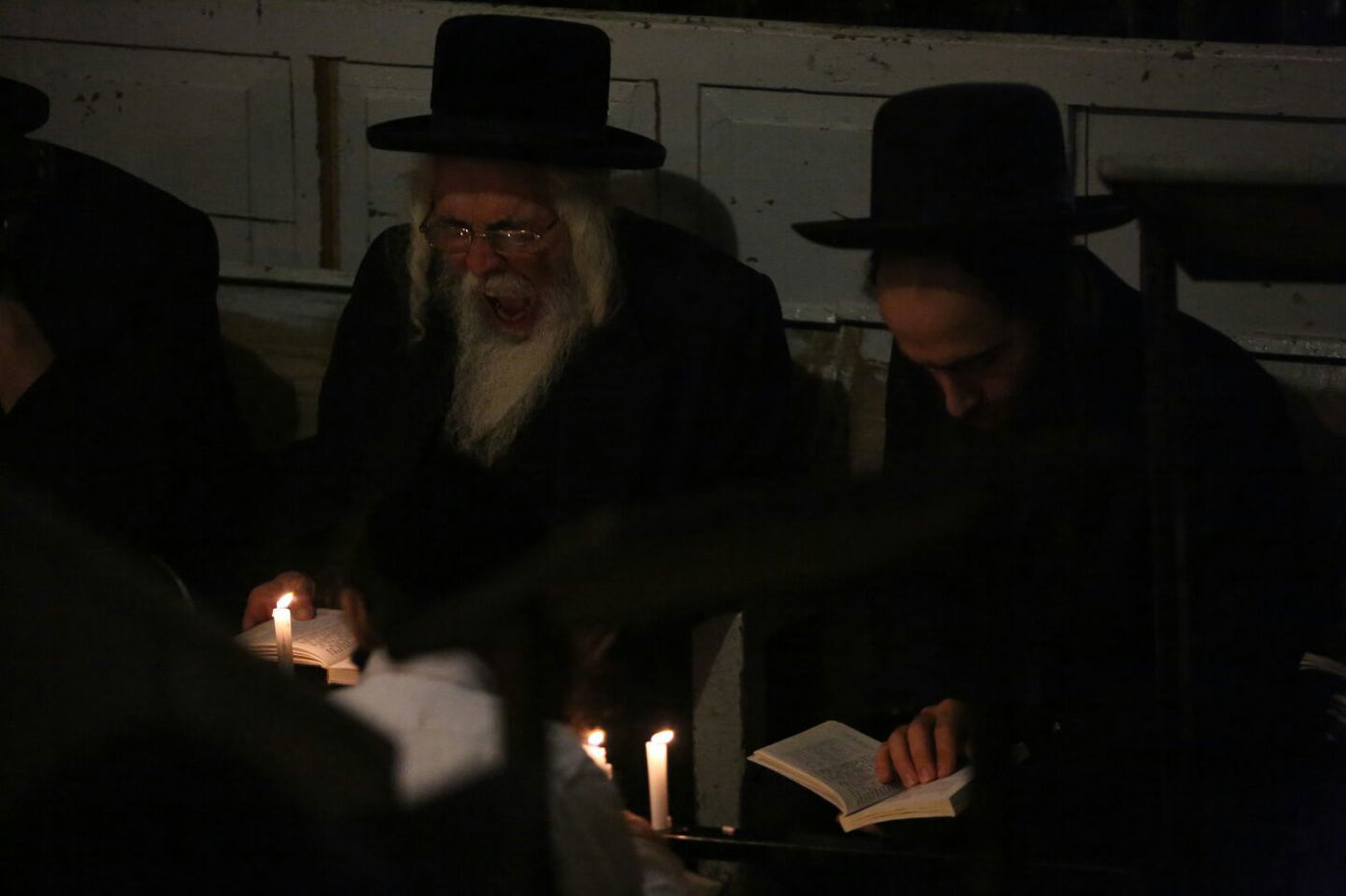 דַּרְכֵי צִיּוֹן אֲבֵלוֹת • הבכי על החורבן במאה שערים