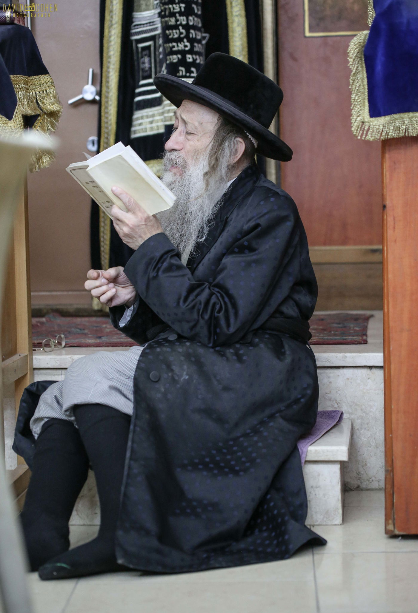 האדמו"ר מנדבורנה צפת באמירת הקינות • תיעוד