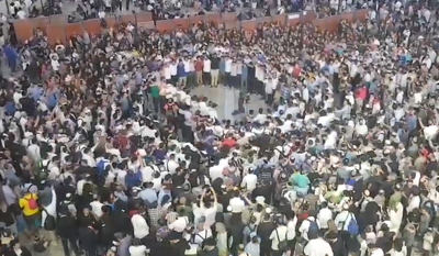 תיעוד מרגש: אלפים בכותל שרים בדבקות