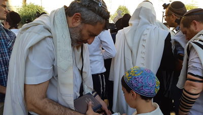 אלקין סגר מעגל והניח שוב תפילין בט' באב