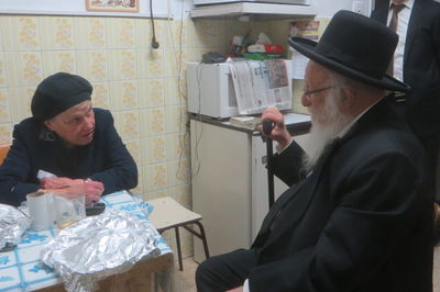 מחותנה הגרב"ד פוברסקי בביקור אצל הרבנית דיסקין