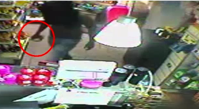 שדד חנות נוחות באמצעות אבן גדולה ונעצר