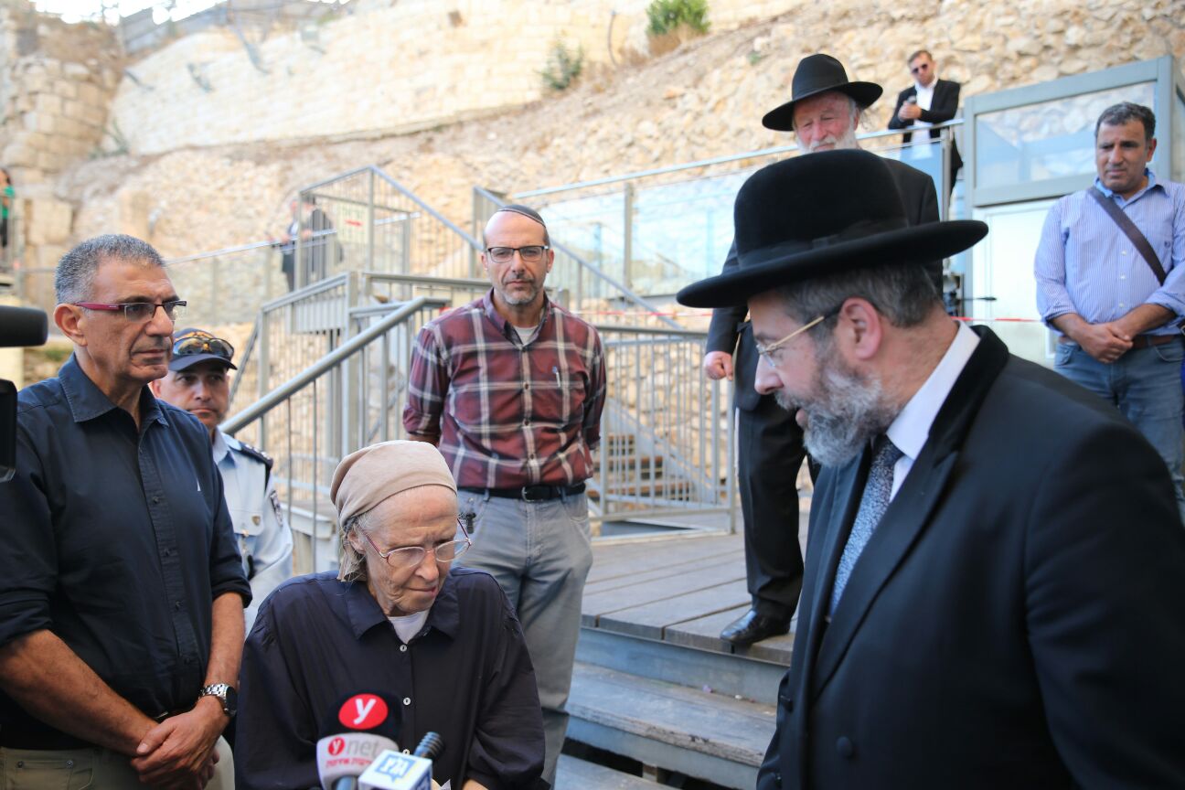 ניצלה מנפילת האבן בכותל ומשחזרת: "ב - 05:46 היה בום"