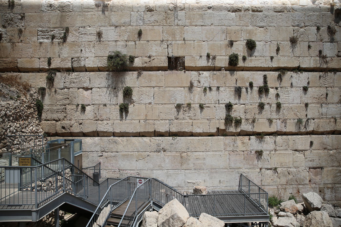 נפילת הסלע הענק בכותל: מתפללת ניצלה