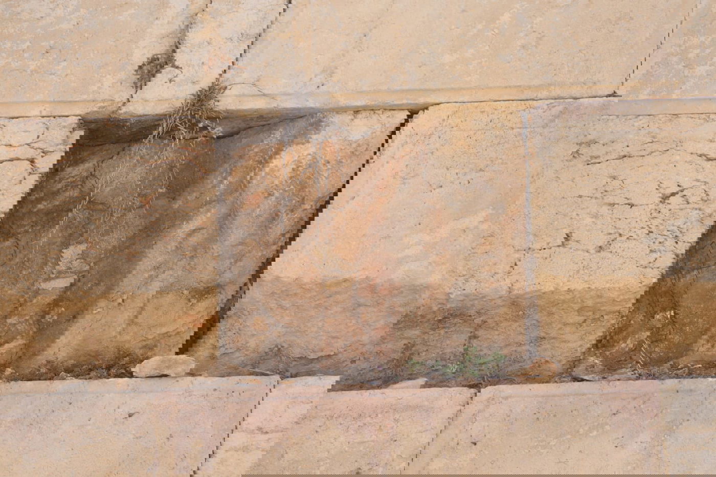 חריג ונדיר: אבן נפלה מהכותל המערבי • צפו